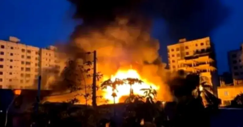 রাজধানীর কদমতলীতে ফোম কারখানায় আগুন, পাঁচ ইউনিট কাজ করছে