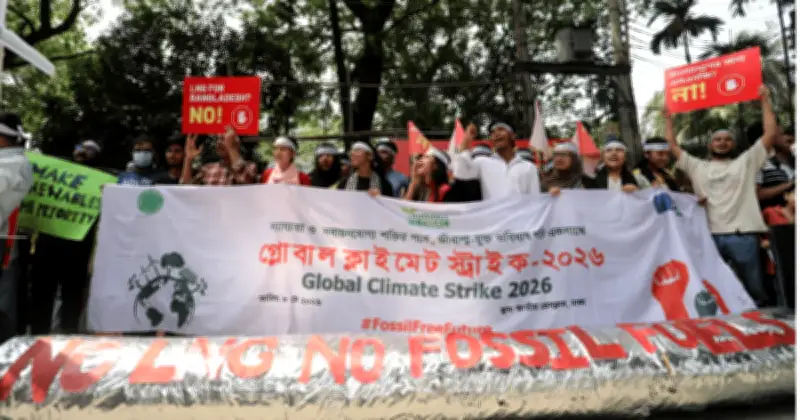 যুব জলবায়ু কর্মীরা ঢাকায় জলবায়ু ধর্মঘটে সৌরশক্তি বাড়ানোর দাবি