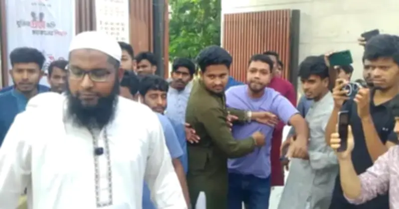 রংপুর বেগম রোকেয়া বিশ্ববিদ্যালয়ে সংবাদ সম্মেলনে হামলা, ভিসির পদত্যাগের দাবি পণ্ড