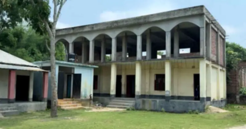 সিঁড়িহীন ভবন: রাজবাড়ীতে ৩৭ লাখ টাকা ব্যর্থ প্রকল্প