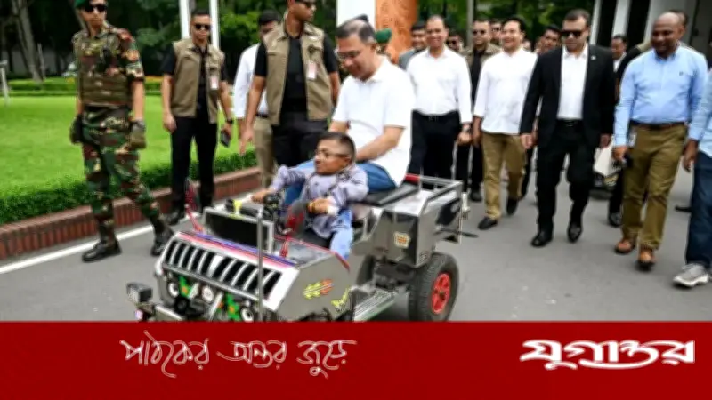 প্রধানমন্ত্রীর সঙ্গে রিফাতের তৈরি স্মার্ট গাড়িতে ভ্রমণ