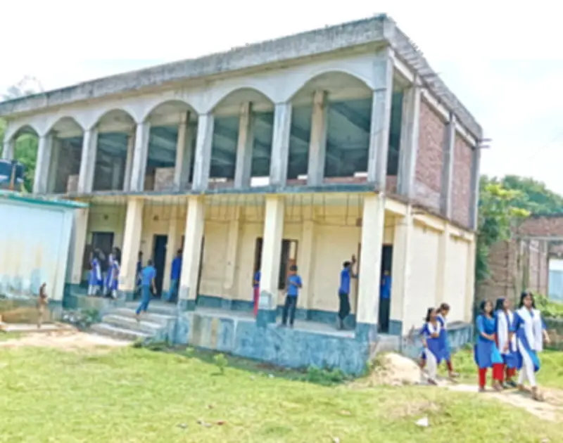 সিঁড়িহীন দোতলা ভবন: চার বছর ধরে অচল, শিক্ষার্থীদের দুর্ভোগ