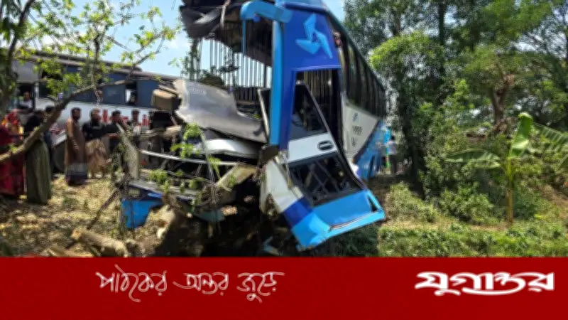 লোহাগাড়ায় বাস-বাস মুখোমুখি সংঘর্ষে নিহত ৪, আহত ১৫