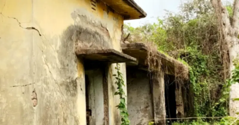 ঈশ্বরদী আবহাওয়া অফিসের জরাজীর্ণ অবস্থা, মাদকসেবীদের আড্ডা