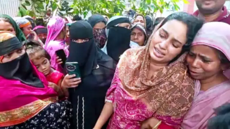 দোহারে অগ্নিকাণ্ডে স্বামী-স্ত্রীর মৃত্যু, শিশুকন্যার আহাজারি