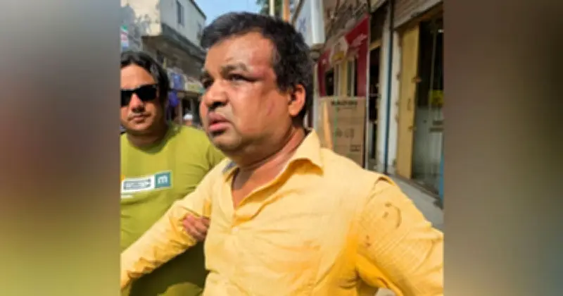 বাঞ্ছারামপুরে ভ্যাট পরিদর্শককে খুঁটিতে বেঁধে মারধর