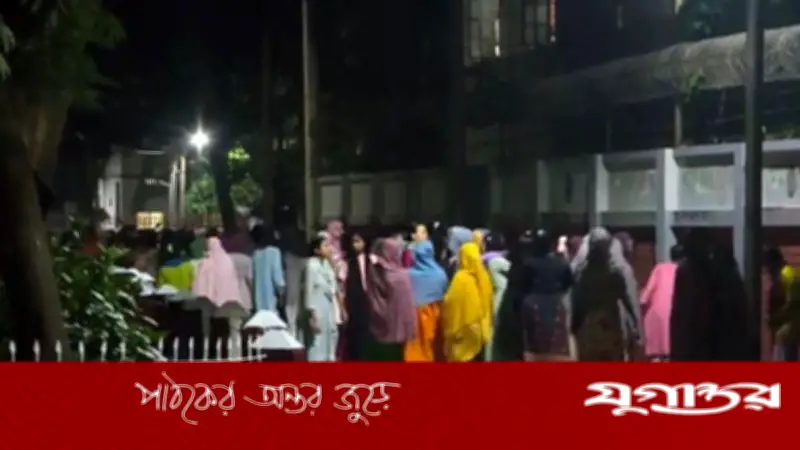ছাত্ররাজনীতি নিষিদ্ধের দাবিতে ইডেন মহিলা কলেজে মধ্যরাতে বিক্ষোভ