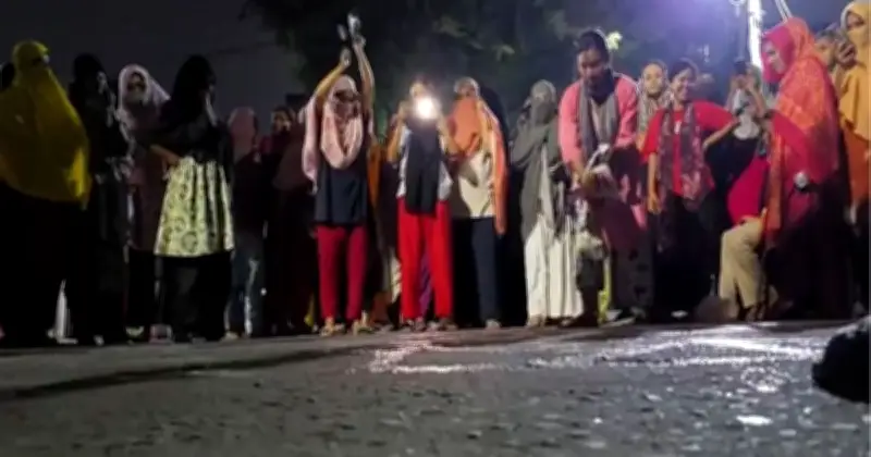 ইডেন কলেজে ছাত্ররাজনীতি নিষিদ্ধের দাবিতে মধ্যরাতে বিক্ষোভ