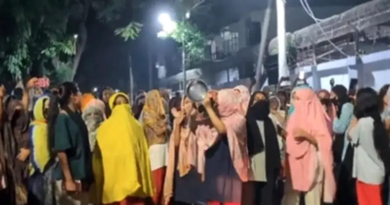 ইডেন কলেজে রাজনীতি নিষিদ্ধের দাবিতে শিক্ষার্থীদের বিক্ষোভ