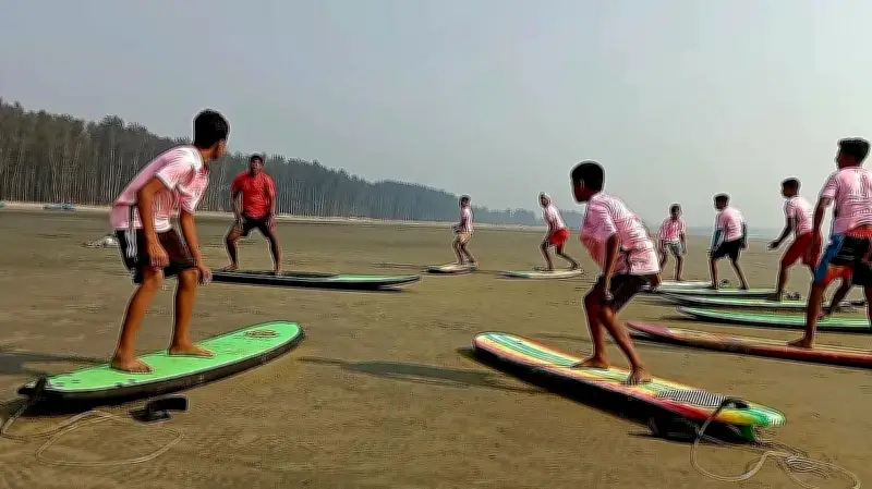 সার্ফিং শেখাচ্ছেন সাইফুল্লাহ সিফাত, ২৮২ জন প্রশিক্ষিত