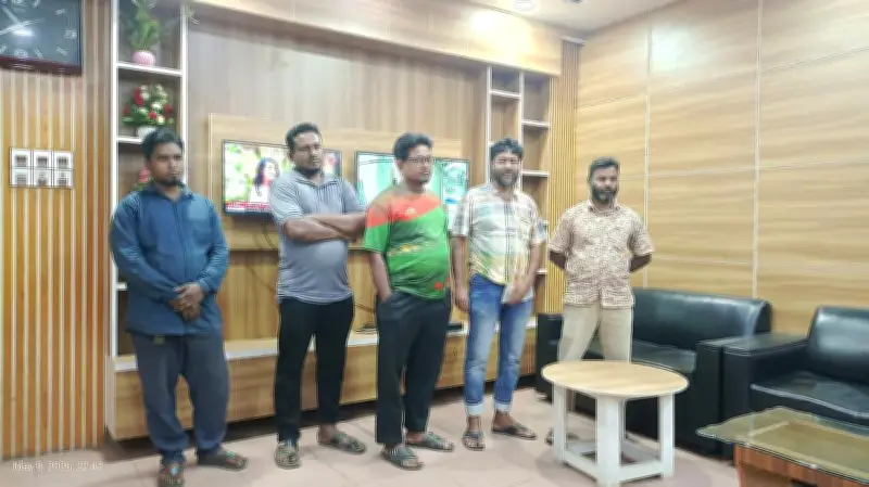 মাদক ব্যবসায়ীকে ছাড়াতে তদবির করতে গিয়ে থানায় আটক ৫