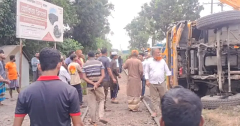 অভয়নগরে ট্রেনের ধাক্কায় কয়লাবাহী ট্রাকের চালক নিহত