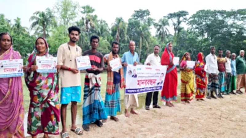 শরণখোলায় রাস্তা পাকাকরণের দাবিতে মানববন্ধন, ‘মৃতদের’ নামে খাদ্যবান্ধব চাল উত্তোলনে ক্ষোভ