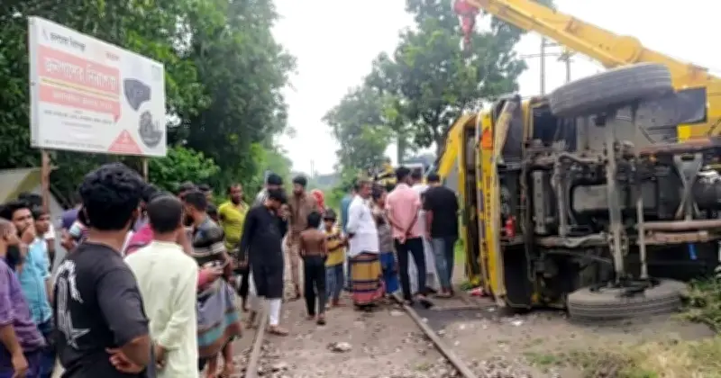 যশোরে ট্রেন-ট্রাক সংঘর্ষে চালক নিহত, হেলপার আহত