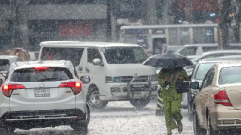 রাজধানীতে হঠাৎ বৃষ্টিতে নগরজীবনে ভোগান্তি