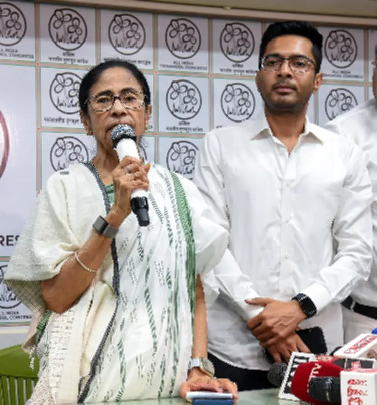 পশ্চিমবঙ্গে ভরাডুবির পর তৃণমূলে অসন্তোষ, নেতৃত্বের বিরুদ্ধে ক্ষোভ