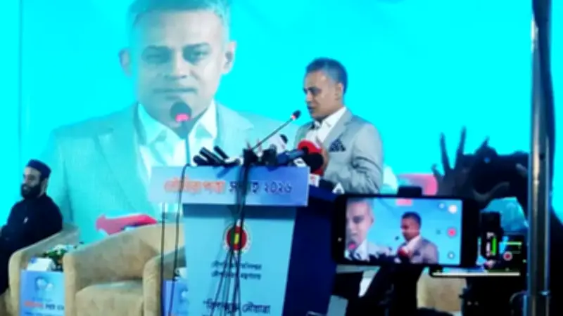 ট্রেনের ধাক্কায় ট্রাক দুমড়ে-মুচড়ে, নিহত ১