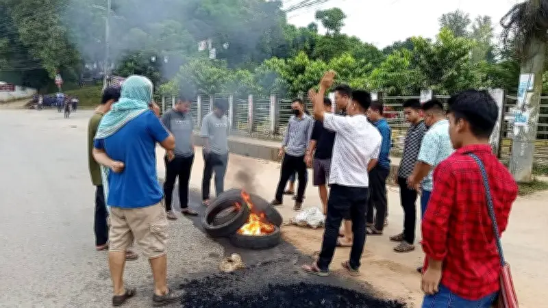 সাজেকে ইউপিডিএফের ডাকে আধা বেলা সড়ক অবরোধ, পিকেটিং চলছে