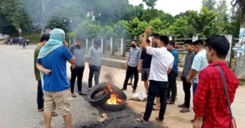 সাজেকে ইউপিডিএফ সদস্য হত্যার প্রতিবাদে আধাবেলা সড়ক অবরোধ
