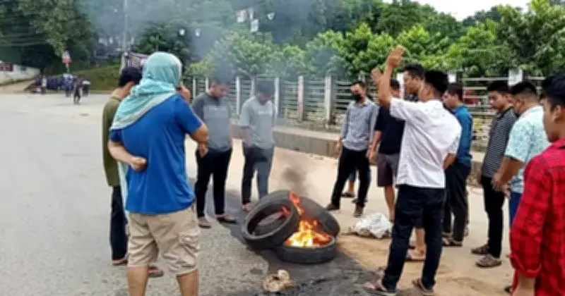 সাজেকে ইউপিডিএফের ডাকে আধাবেলা সড়ক অবরোধ, যান চলাচল বন্ধ