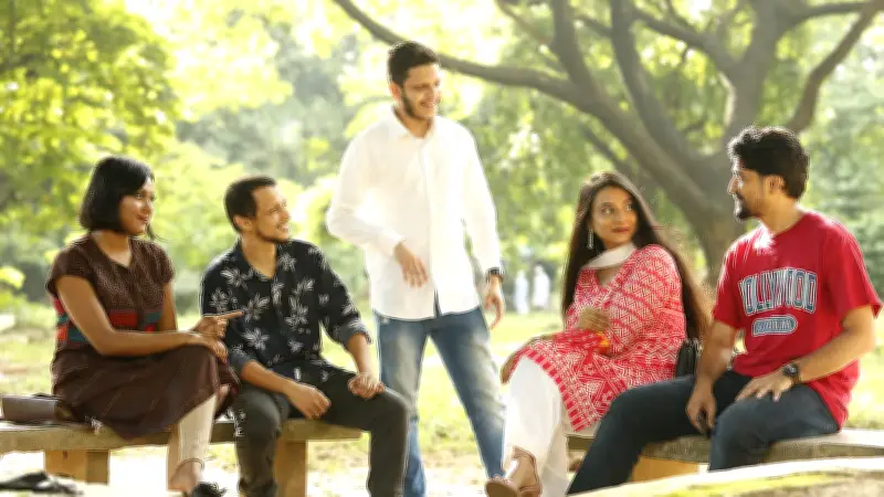 সবাইকে খুশি রাখতে গিয়ে নিজেকে হারিয়ে ফেলছেন?