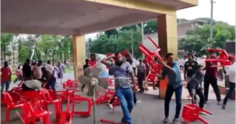 পবিপ্রবিতে ভিসি অপসারণের দাবিতে অবস্থান, বহিরাগতদের হামলায় ১০ আহত