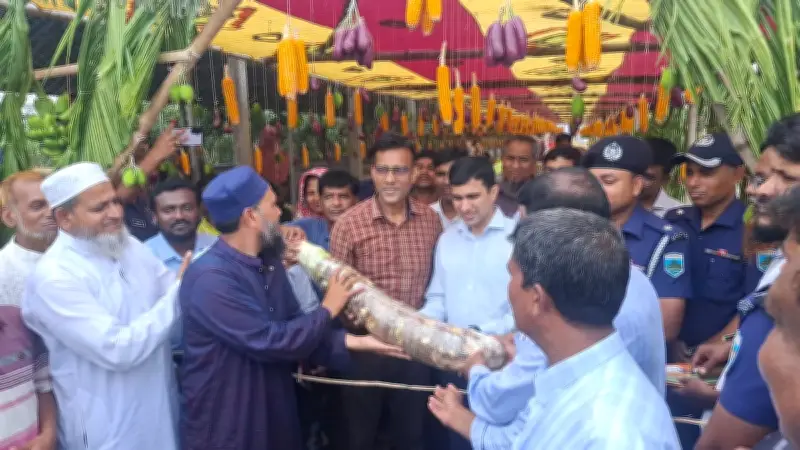 পাবনায় কৃষকের হাতে মানকচু দিয়ে জেলা প্রশাসককে বরণ