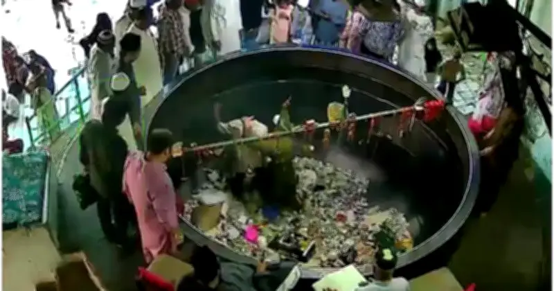 আজমির দরগায় টাকা নিতে ডেগে ঝাঁপ, যুবক আটক