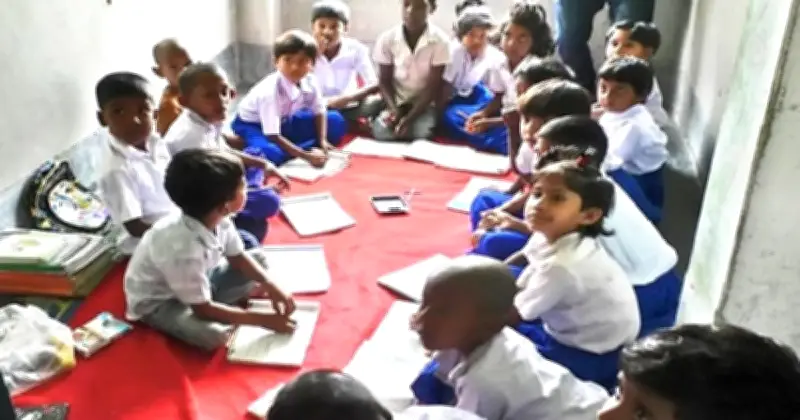 শ্রেণিকক্ষ সংকটে বারান্দায় পাঠদান সিরাজগঞ্জের প্রাথমিক বিদ্যালয়ে