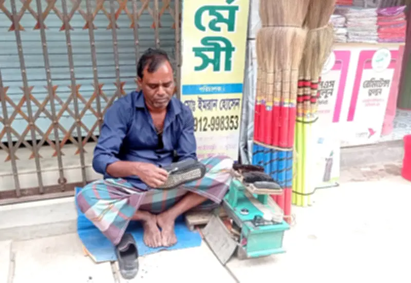 জুতা সেলাই-কালি করে সংসার চলে না লিটনের