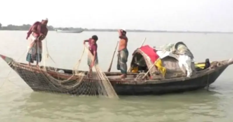 ঋণের জালে জেলেরা: নিষেধাজ্ঞা ও তেল সংকটে দুর্বিষহ জীবন