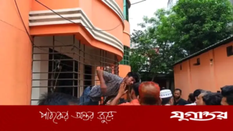 কুমিল্লায় চুরি করতে গিয়ে গ্রিলে আটকে চোর, ভিডিও ভাইরাল
