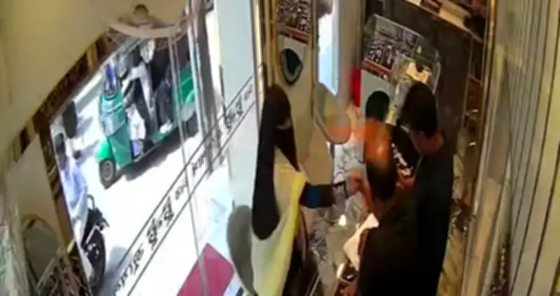 ক্রেতা সেজে গয়নার দোকানে চুরি, মরিচের গুঁড়া ছিটিয়ে ধরা পড়ল নারী