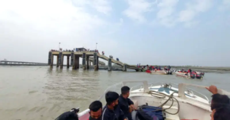 স্পিডবোট ভাড়া কমানোর প্রতিবাদে নৌপথ বন্ধ, যাত্রী দুর্ভোগ
