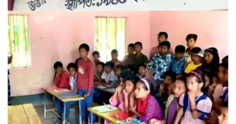 এক শিক্ষকেই চলে পাঁচ শ্রেণির পড়াশোনা, কুড়িগ্রামে অভিভাবকদের হতাশা