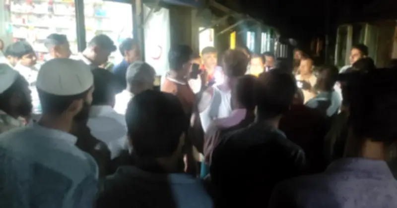 বাকিতে পণ্য না দেওয়ায় দোকানে হামলা, গুলি, আহত ৫