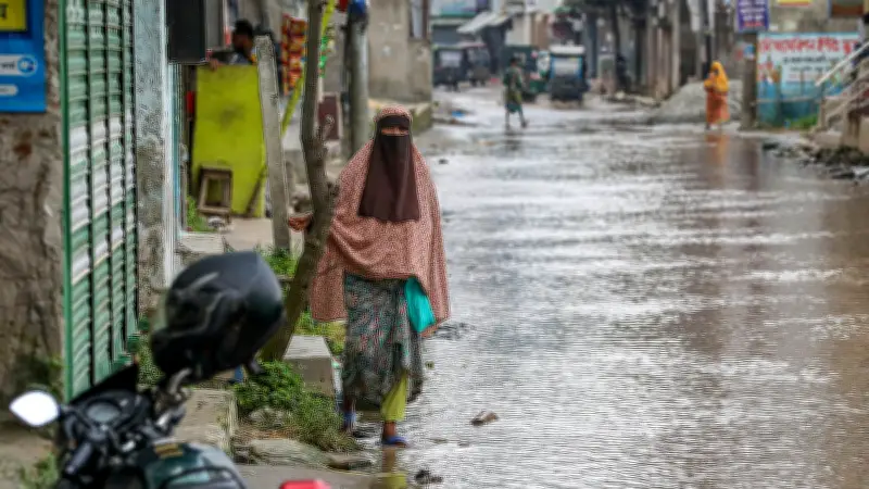 শহীদ নগরে জলাবদ্ধতায় ভোগান্তি, খাল পরিষ্কারের উদ্যোগ শুরু