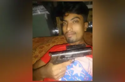 রাজবাড়ীতে অস্ত্র হাতে ছবি ঘিরে বিতর্ক, যুবকের দাবি এআই ব্যবহার