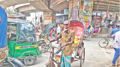 ৭৪ বছর বয়সে রিকশা চালিয়ে সংসার চালানো এক বৃদ্ধের কাহিনী