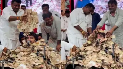 টাকার পাহাড়ে চাপা পড়েও গান থামেনি, ভিডিও ভাইরাল