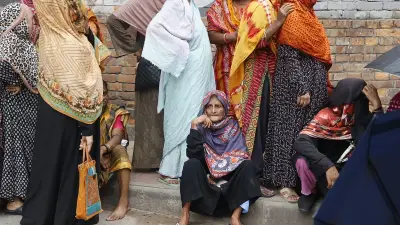 পাঁচ ঘণ্টা লাইনে দাঁড়িয়ে টিসিবির পণ্য হাতে পেলেন রাবেয়া খাতুন