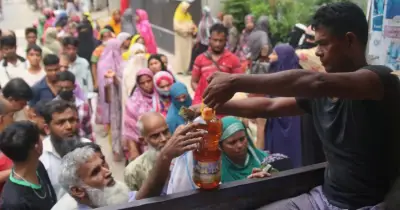 রাজধানীতে টিসিবির ট্রাক সেলে ভিড়, নিত্যপ্রয়োজনীয় জিনিসপত্র কিনতে লাইন