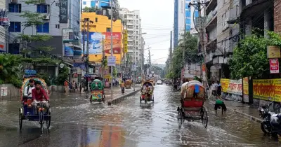 রাতভর বৃষ্টিতে রাজধানীর সড়কে জলাবদ্ধতা, দুর্ভোগে নগরবাসী