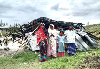 ঝড়ে ঘর হারিয়ে খোলা আকাশের নিচে পরিবার, চারদিনেও মেলেনি সাহায্য
