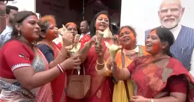 পশ্চিমবঙ্গে বিজেপির অগ্রগামী অবস্থানে উল্লাস, ঝালমুড়ি বিতরণ