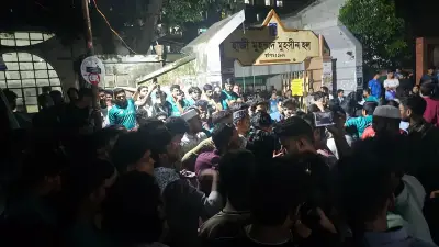 হল ফটকে ব্যানার নিয়ে ছাত্রদল-সংসদ সংঘর্ষ