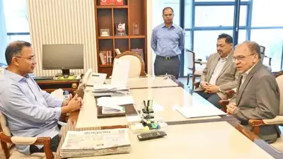 প্রধানমন্ত্রীর সঙ্গে টিআইবি নির্বাহী পরিচালকের সাক্ষাৎ