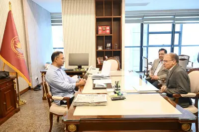 প্রধানমন্ত্রীর সঙ্গে টিআইবি নির্বাহী পরিচালকের সাক্ষাৎ