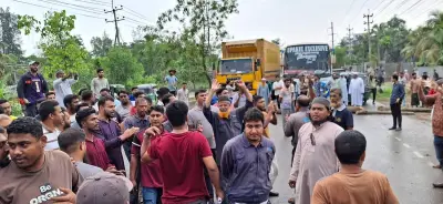 নোয়াখালীতে বেসরকারি বিদ্যুৎকেন্দ্রে চাকরিচ্যুতির প্রতিবাদে সড়ক অবরোধ