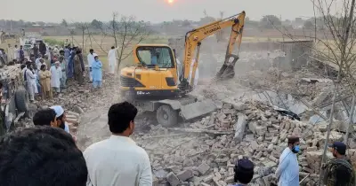 পাকিস্তানে গাড়ি বোমা হামলায় ১২ পুলিশ নিহত